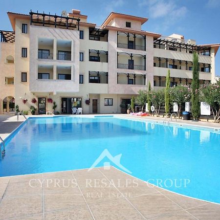 Pool Side 2 Bedroom Queens Gardens Complex Paphos Exterior photo