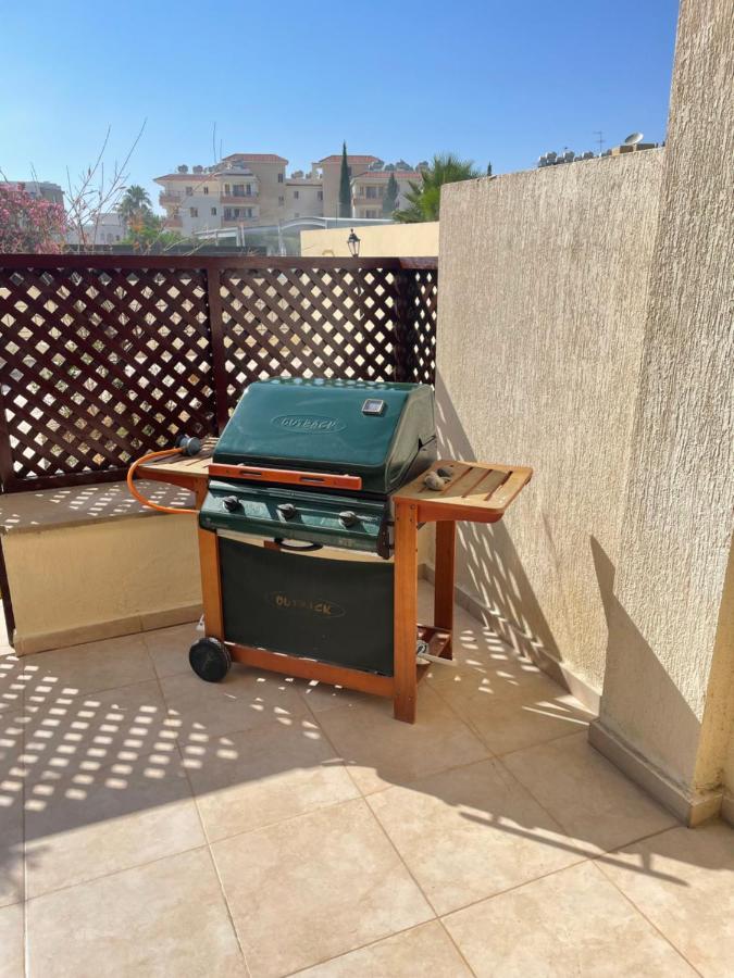 Pool Side 2 Bedroom Queens Gardens Complex Paphos Exterior photo
