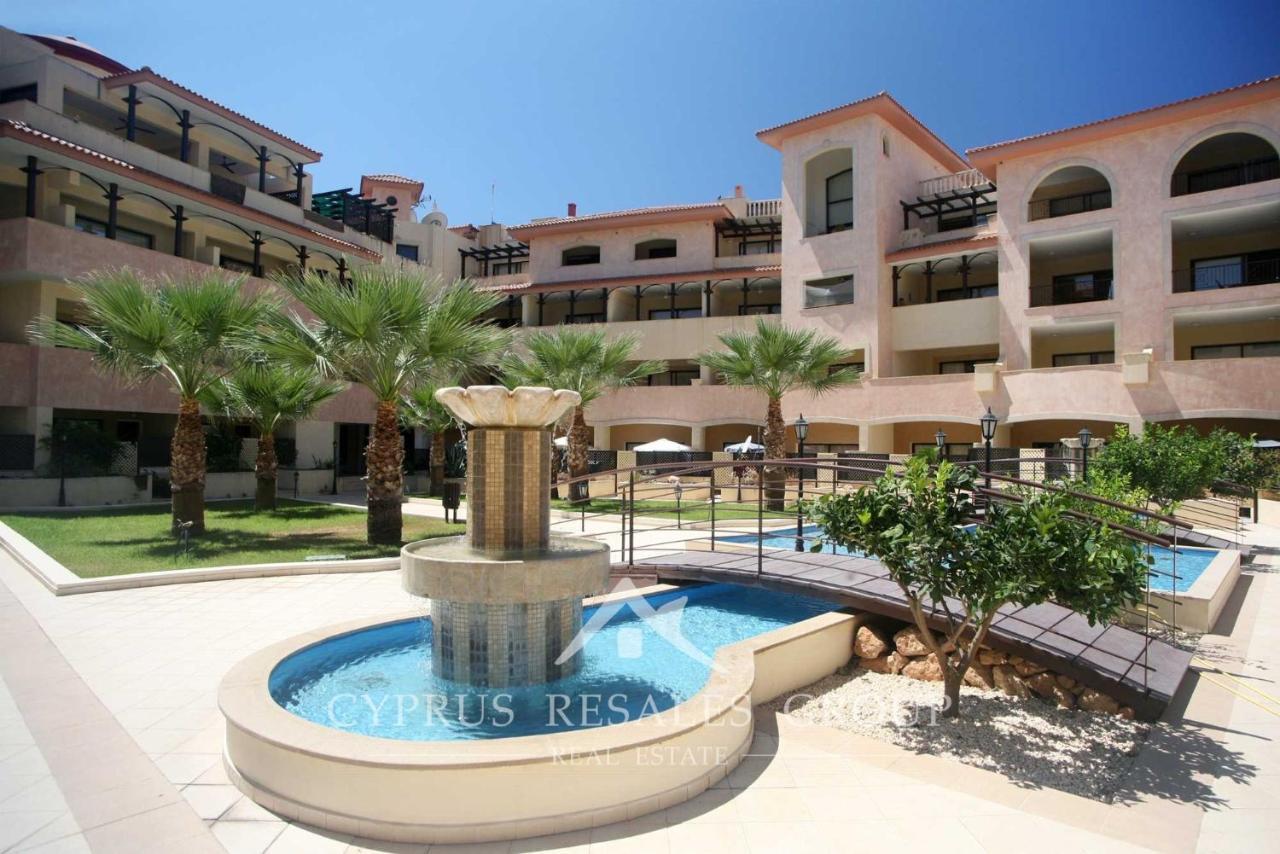Pool Side 2 Bedroom Queens Gardens Complex Paphos Exterior photo