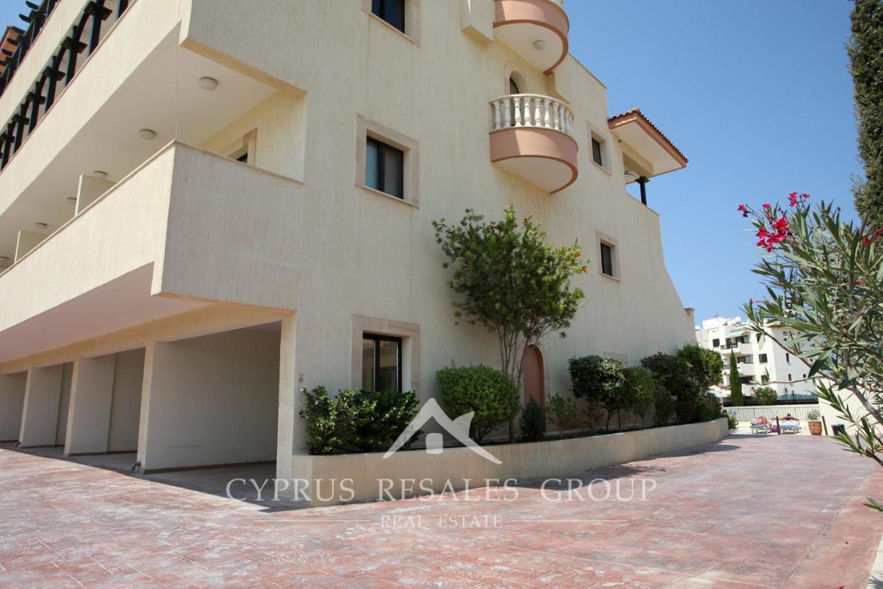 Pool Side 2 Bedroom Queens Gardens Complex Paphos Exterior photo