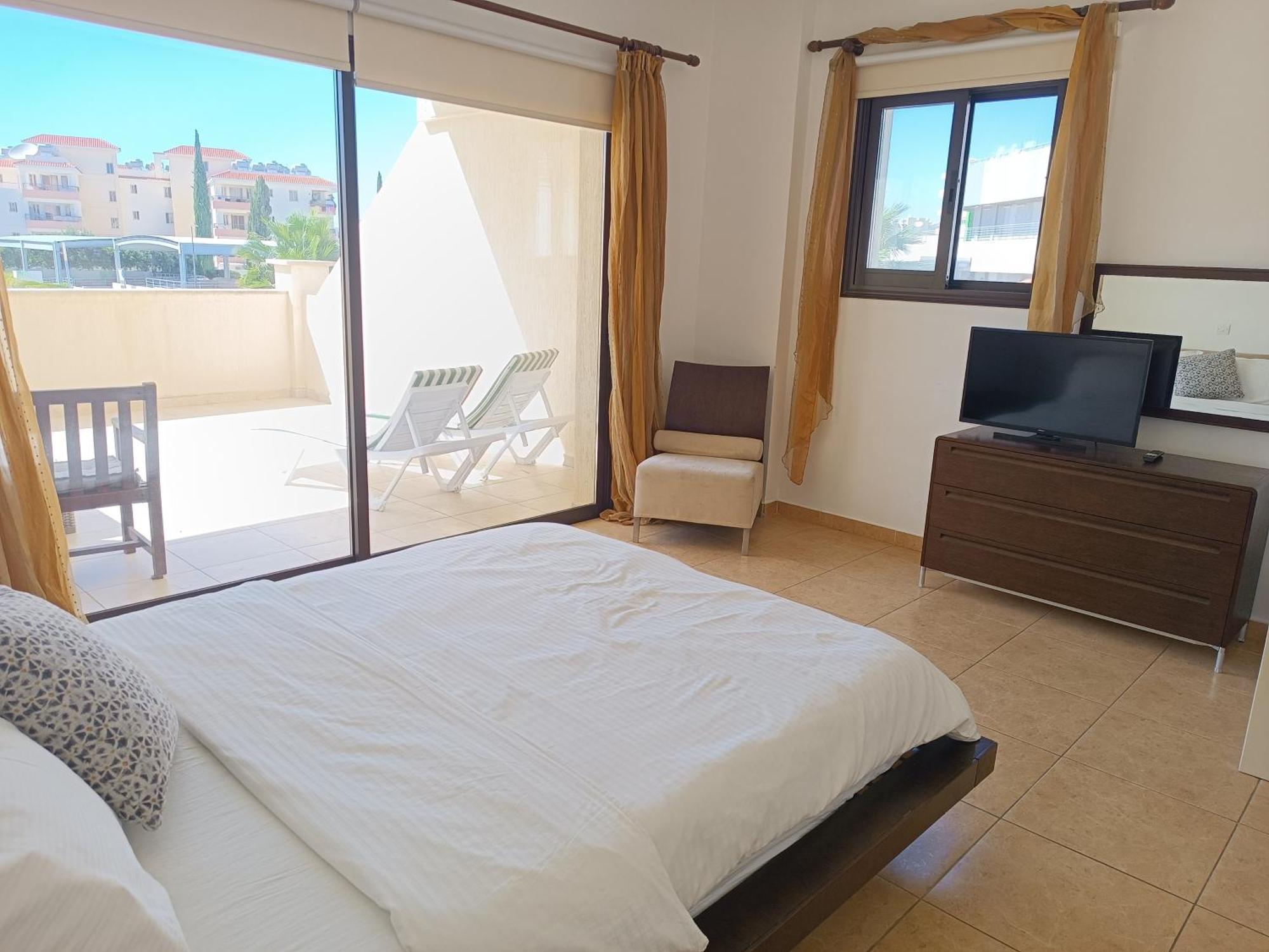 Pool Side 2 Bedroom Queens Gardens Complex Paphos Exterior photo