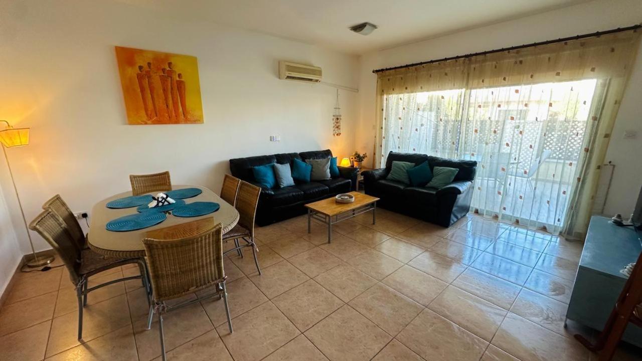 Pool Side 2 Bedroom Queens Gardens Complex Paphos Exterior photo